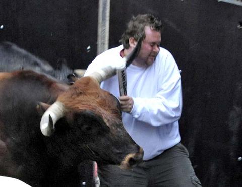 http://www.encierrosanfermin.com/wp-content/themes/thesis_151/rotator/Corredor%20en%20peligro%20en%20el%20encierro%20de%20Pamplona%20-%20fuente%20DN.jpg